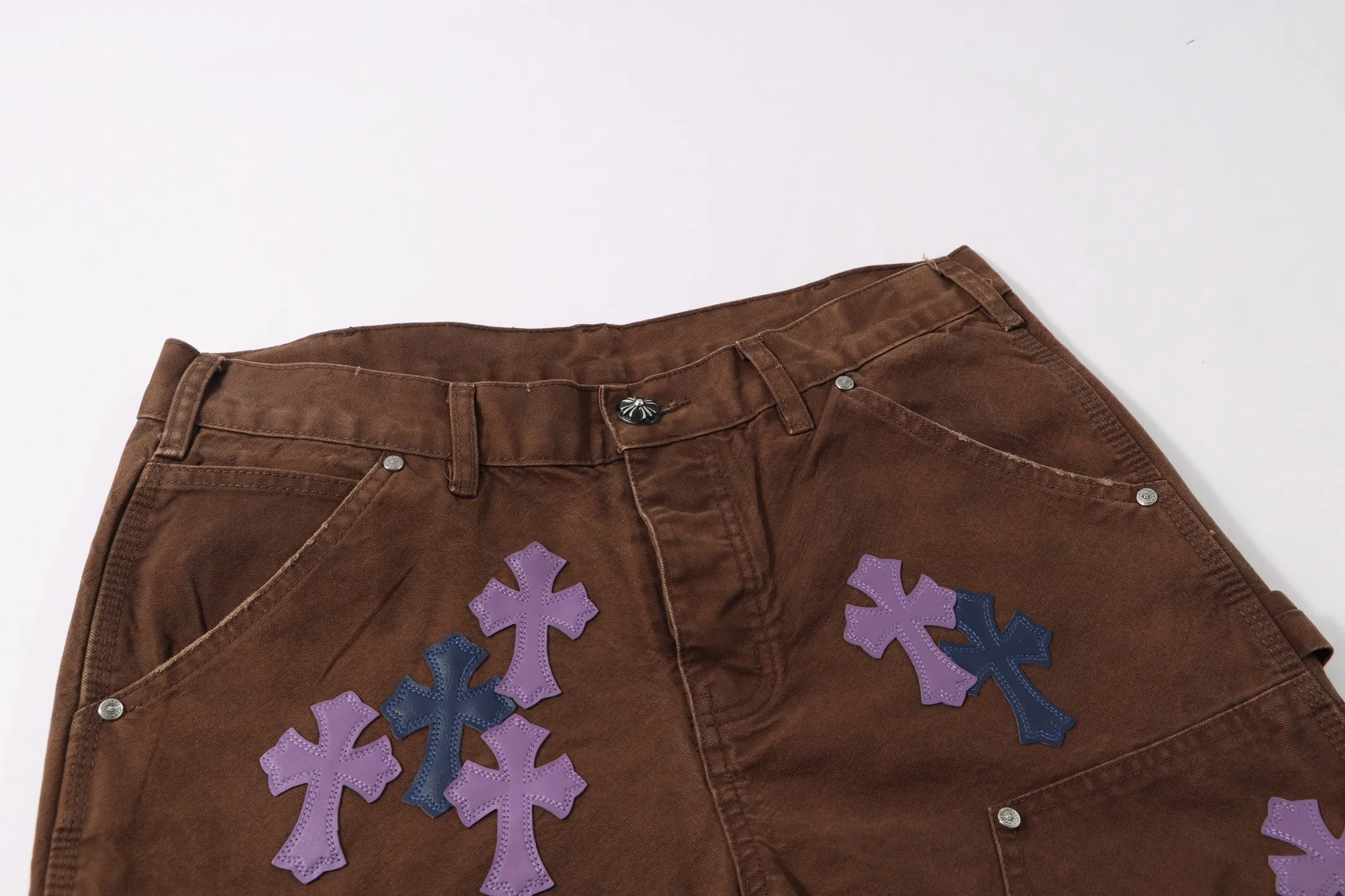 P290 Style No.: H92 Croxin & 𝐂𝐡𝐫𝐨𝐦𝐞 𝐇𝐞𝐚𝐫𝐭 Pingtai SS25 Colorful Large Leather Denim Logging Pants. Styles with different washed textures are very friendly to people with thin legs. The slightly flared version perfectly modifies the leg shape. The timeless and moderate length makes it easy to match and match. It is the basis for various styles and is a must-have in your wardrobe! The fabric is stiff but also makes the upper body soft without losing texture. The washing process is even more perfect. It is a must-have item for everyone! ! !  Color: primary color Size: 28-30-32-34-36